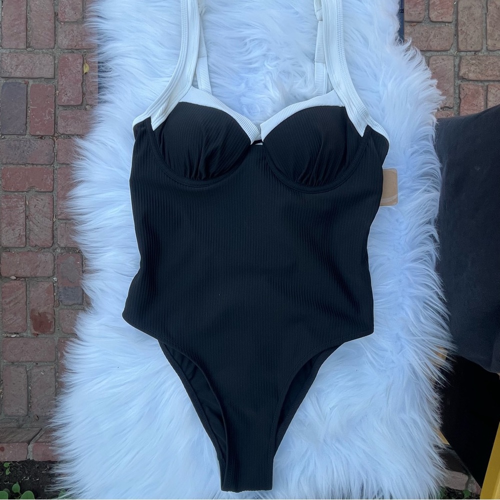 Berlook Elegant Black and White One-Piece Swimsuit 06